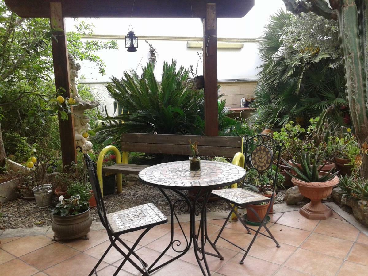 B&B Tra I Mari Del Salento Lecce Bagian luar foto