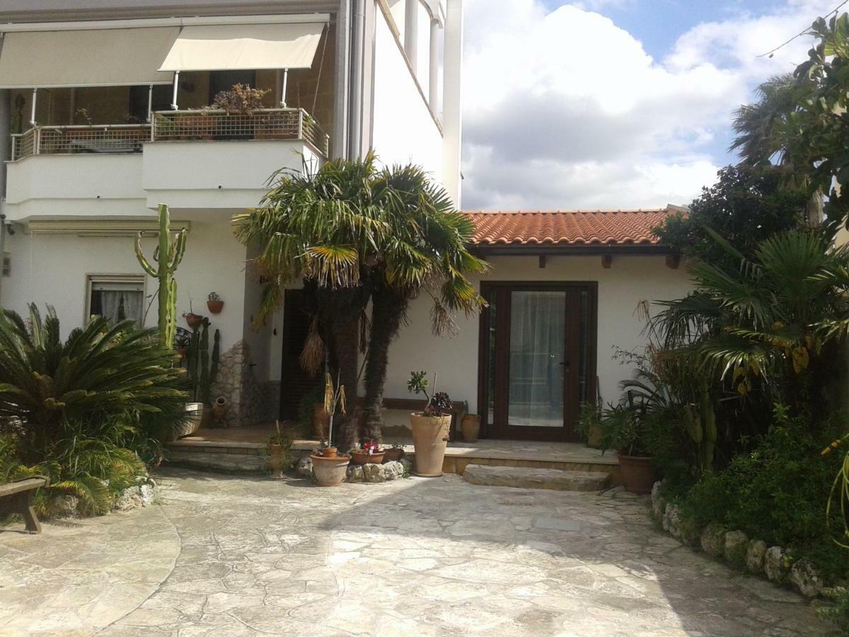 B&B Tra I Mari Del Salento Lecce Bagian luar foto